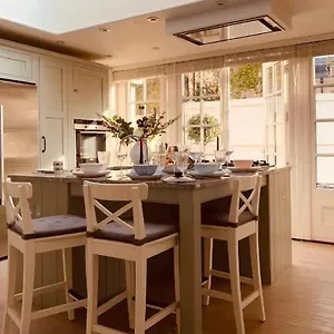  Apartment The Midsummer Common - Modern & Spacious 2bdr House With Garden